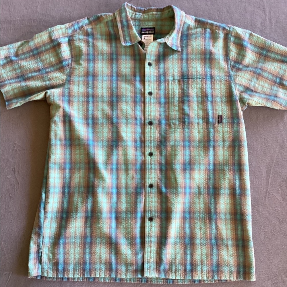 Patagonia waffle button down plaid shirt-SZ L
PIT TO PIT 23”
Length 31”
F3